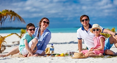 ANNELER BABALAR TATİLE GİDERKEN BUNLARI YANINIZA ALMAYI UNUTMAYIN