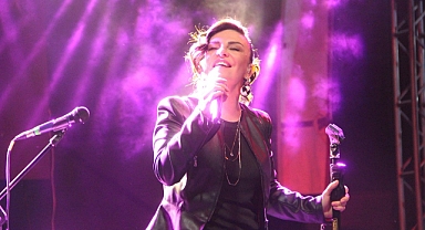 Fatma Turgut, sevilen şarkılarını Tuzla'da söyledi