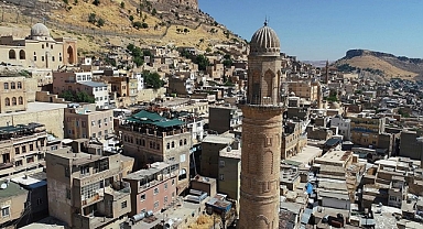 Mardin'de tarihi dokuyu bozan betonarme binaların yıkımı sürüyor