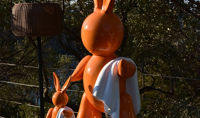 ASMER SULTANOVA TOPÇU’NUN TÜRKİYE’DEKİ İLK SERGİSİ BUNNY AND… BODRUM’DA SANATSEVERLERLE BULUŞTU