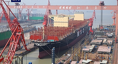 Dünyanın en büyük konteyner gemisi Shanghai'da suya indirildi