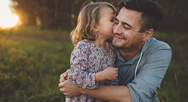 İlgili babaların çocukları daha özgüvenli oluyor