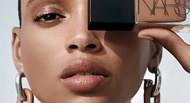 IŞIĞIN YOĞUNLUĞUNA GÖRE CİLT TONUNU AYARLAYAN FOUNDATION’I KEŞFEDİN!