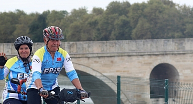 Emekli öğretmen çift yaşamlarına ikili bisikletle sağlık ve neşe katıyor