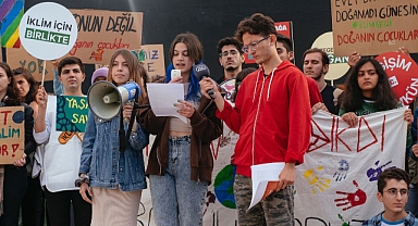 Gençler karbon nötr ve yaşanabilir bir dünya için sokakta