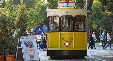 İzmirliler Nostaljik Tramvay Sayesinde Fuar Anılarını Yeniden Canlandırıyor