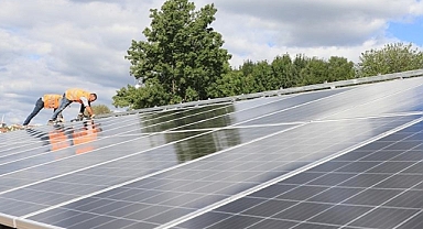 Sakarya'da 4 bin hanenin elektrik ihtiyacının karşılanacağı güneş enerjisi santrali projesinde ilk panelin kurulumu yapıldı.