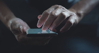 Telefon, bilgisayar ve spotlar güneş kadar zararlı!