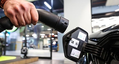 Türkiye'de elektrikli otomobil satışları, Ocak-Ağustos 2022'de geçen yılın aynı dönemine göre yaklaşık 3 kat artışla 3 bin 283'e yükseldi.