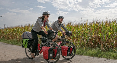 Almanya'dan yola çıkan iki çevrebilimci, doğanın önemine vurgu için pedal basıyor