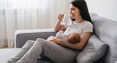 BEBEĞİNİZİ UZUN SÜRE EMZİREREK ASTIM OLMASINI ENGELLEYİN!