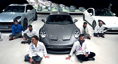 Çevreci aktivistlerden tutkallı eylem: Bu kez hedef otomobil endüstrisi