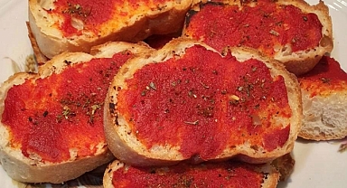 Haftanın bayat ekmek yemeği tarifi: Salçalı ekmek kanepesi