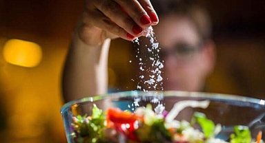 İşte yemeklerde tuz yerine kullanabileceğiniz doğal lezzet arttırıcılar!