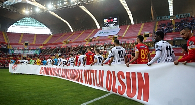 63 maçta futbolcular ve hakemler sahaya ‘Cumhuriyet’ pankartıyla çıktı