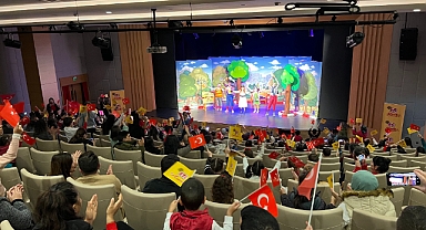 Ankaralı çocuklar 29 Ekim Cumhuriyet Bayramı’nı Eti Çocuk Tiyatrosu’nun “Mutluluk Denince Akla” oyunuyla kutladı