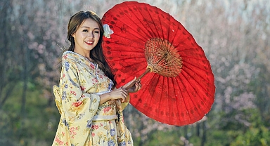 Geleneksel Türk kumaşve motifleriyle tasarlanan kimonolar,