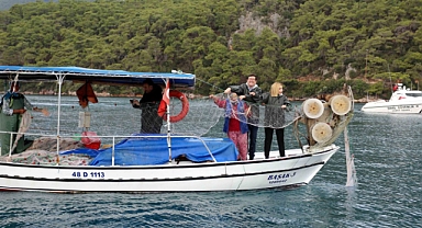 MUĞLA’DA BALIKÇILIK HAFTASI DENİZ TEMİZLİĞİ İLE TAÇLANDI MUĞLA SULARINA 60 BİN YAVRU BALIK BIRAKILDI