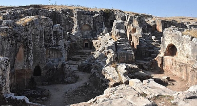 Perre Antik Kenti'nde bin 800 yıllık mozaik taban bulundu