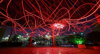 Refik Anadol, ışık enstalasyonuyla Suudi Arabistan’ın Riyad şehrini teknoloji ve sanatla aydınlattı