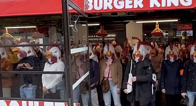 Tavuk kostümleriyle Burger King'i bastılar