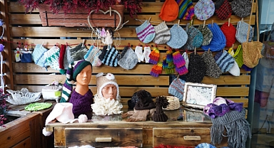 ÜSKÜDAR'DA, KULLANILMAYAN EL ÖRGÜSÜ GİYECEKLER İHTİYAÇ SAHİPLERİ İÇİN YENİDEN ÖRÜLDÜ