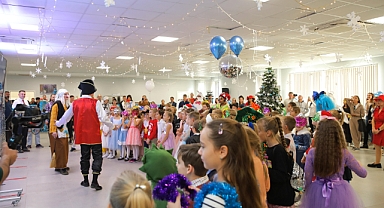 ÇOCUKLAR, AKKUYU NGS'DEKİ YENİ YIL ETKİNLİKLERİNDE DOYASIYA EĞLENDİ 