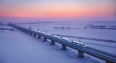 Dünyanın “en yüksek ve en soğuk” hattında çalışan tren, 670 milyon yolcu taşıdı