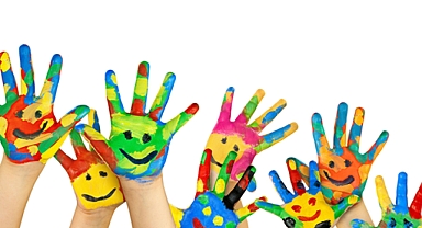 EBEVEYN TUTUMLARI ÇOCUĞUN KİŞİLİK GELİŞİMİNİ ETKİLİYOR