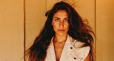 Elif Koyutürk, “Saf ve Güzel” İsimli Yeni Seçkisiyle, SanatBurada’da