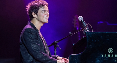 Frank Sinatra’dan Rihanna’ya, Joy Division’dan Elton John’a sıra dışı bir müzik!