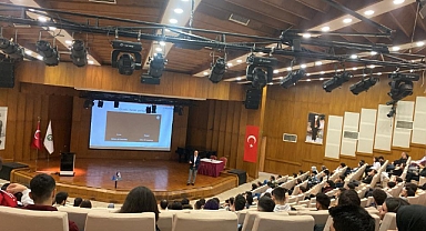 Geleceği inşa edecek gençlere geleceğin teknolojilerini anlattı