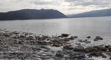 Salda Gölü kararmaya başladı!