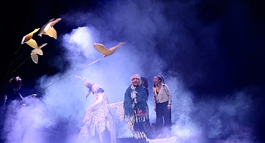 Atık malzemelerden üretilen dev kuklalarla çocuklara çevre bilinci aşılanıyor