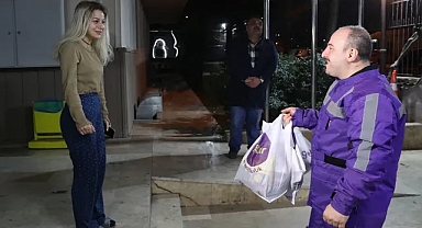 Bakan Varank motokurye oldu: Yılbaşı gecesi sipariş dağıttı