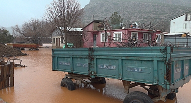 Burdur'da dere taştı