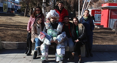 Çevreci öğrenci farkındalık için bir aylık çöpünden kıyafet yapıp giydi