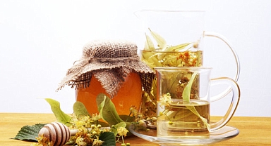 Geçmeyen öksürük ve boğaz ağrısı için şifa niteliğinde çay tarifi!