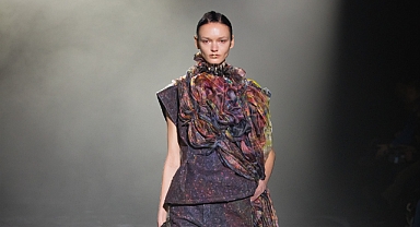 Geri dönüşümlü kumaşla Paris’te podyuma çıktı 