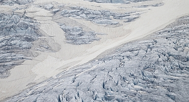 Küresel sıcaklık artışı aynı şekilde sürerse 2100 yılında karadaki buzul kütlesinin yüzde 32’si kaybolabilir