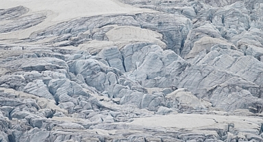 Küresel sıcaklık artışı aynı şekilde sürerse 2100 yılında karadaki buzul kütlesinin yüzde 32’si kaybolabilir