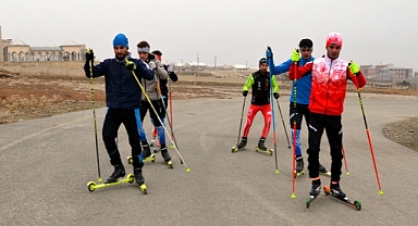 Muş'ta kar yağmayınca kayak takımı sporcuları asfaltta antrenman yapıyor