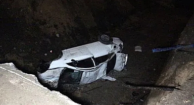 Otomobil metrelerce yüksekten metro inşaatına düştü