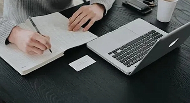 Oturarak çalışmanın getirdiği sağlık risklerini azaltmanın basit bir yolu bulundu