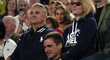 Rus bayraklı taraftarlarla poz veren Djokovic'in babası yarı final maçını evden izleyecek