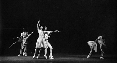 Salt’ın “Sahnede 90’lar” sergisini görmek için son iki hafta! Salt Beyoğlu ve Salt Galata’da sunulan sergiye bir dizi söyleşi, gösterim ve performans programı eşlik ediyor.  