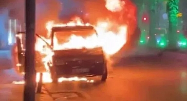 Satış için götürdüğü araç yolda alev alev yandı