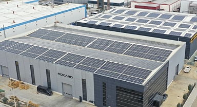 Tükettiği elektriğin iki katını kurduğu güneş enerjisi santrali ile üretiyor