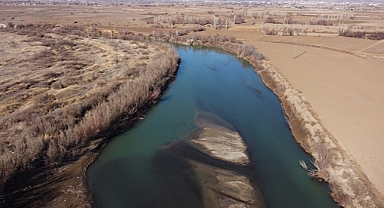 Türkiye'nin en hızlı akan Karasu Nehri'nde su seviyesi düştü