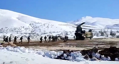 Adıyaman'ın Köylerindeki Depremzedelere Yardım Malzemeleri Askeri Helikopterle Ulaştırılıyor